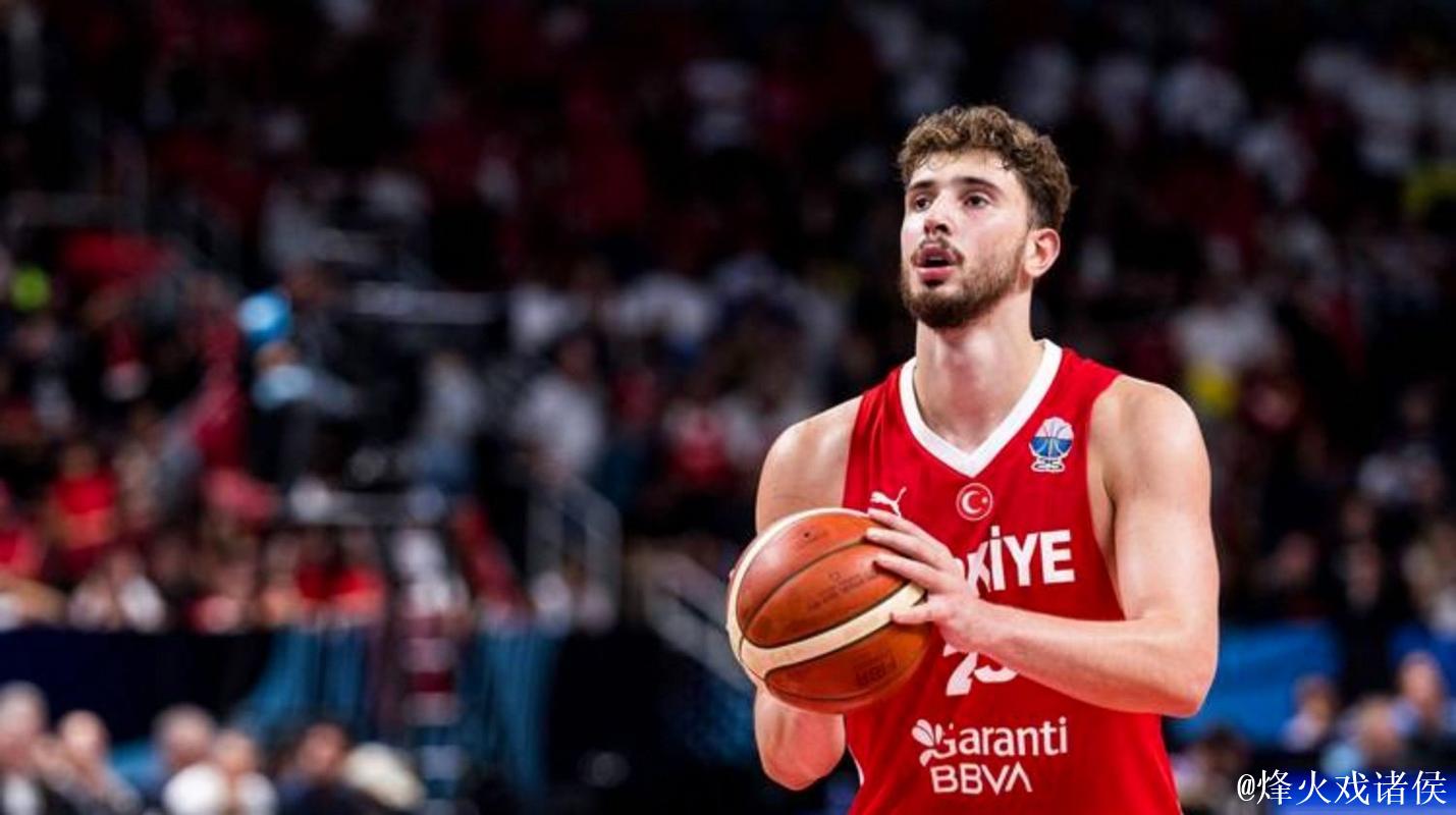 申京上半场10投6中，得到14分3篮板5助攻1抢断1封盖